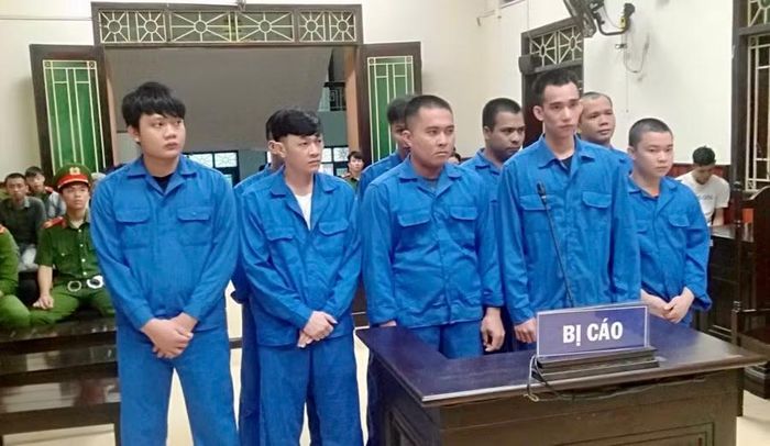 Các bị cáo tại phiên tòa sơ thẩm ngày 21-9. Ảnh: N.L