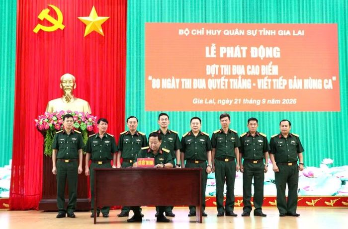  Đại diện các cơ quan, đơn vị ký giao ước thi đua. Ảnh: Thành Phúc 
