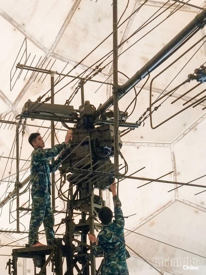 Cán bộ, chiến sĩ thực hành bảo quản đài ra đa.