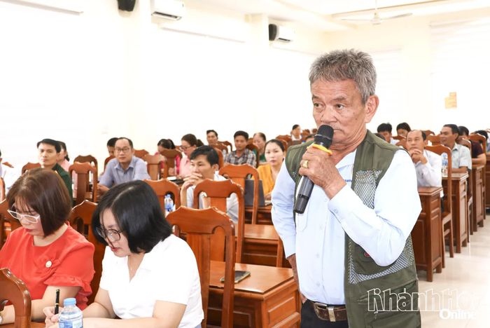 Cử tri nêu kiến nghị.