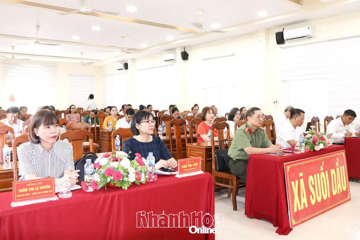 Các đại biểu và cử tri tại buổi tiếp xúc.