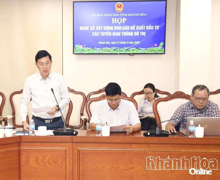 Lãnh đạo Sở Xây dựng báo cáo tại cuộc họp.
