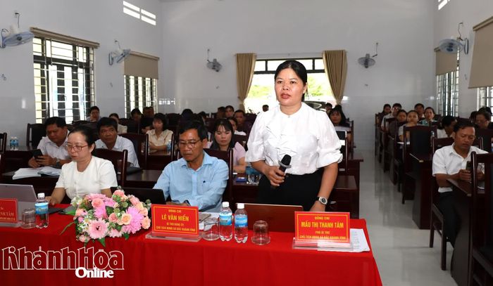 Lãnh đạo xã Bắc Khánh Vĩnh giải đáp các ý kiến của cử tri thuộc thẩm quyền của địa phương.