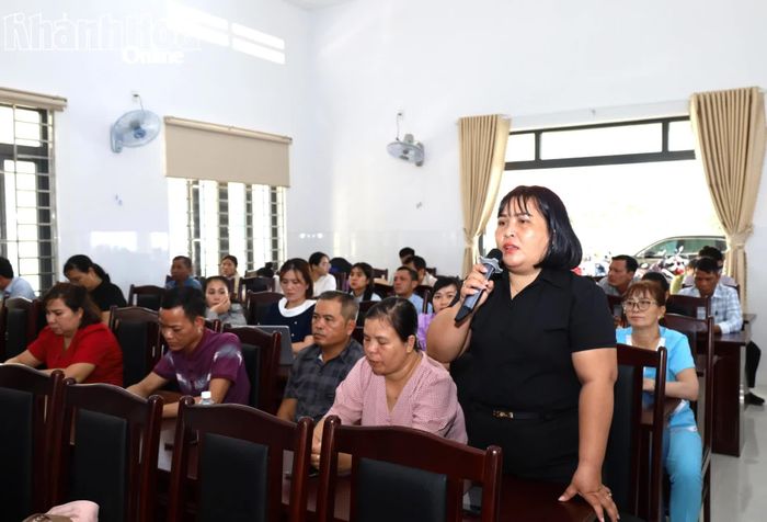 Cử tri nêu ý kiến, kiến nghị tại buổi tiếp xúc.