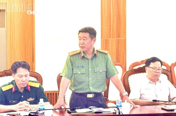 Đại diện Công an tỉnh phát biểu tại cuộc họp.