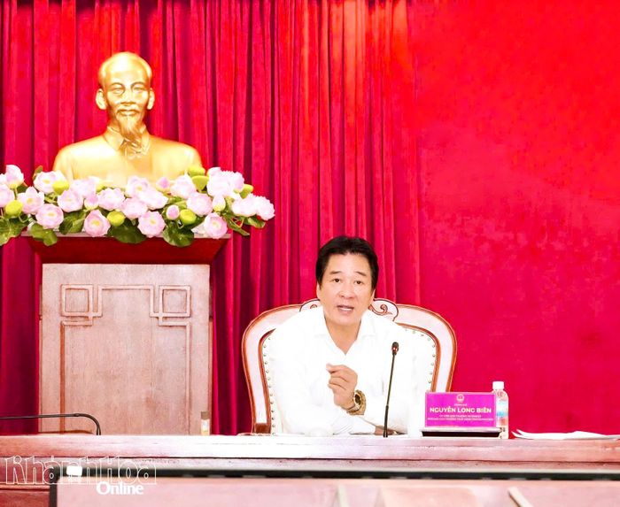 Đồng chí Nguyễn Long Biên chủ trì cuộc họp.