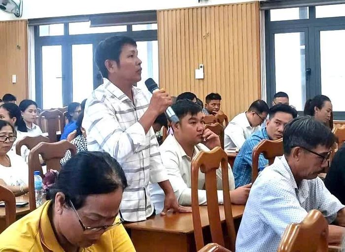 Cử tri nêu ý kiến tại buổi tiếp xúc.