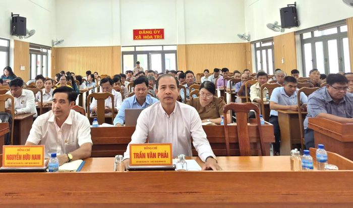 Lãnh đạo xã Hòa Trí và các cử tri tham dự buổi tiếp xúc.