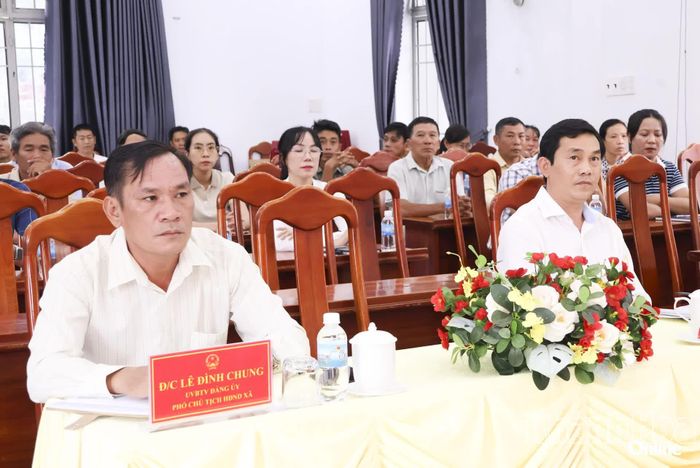Các đại biểu và cử tri tại buổi tiếp xúc.