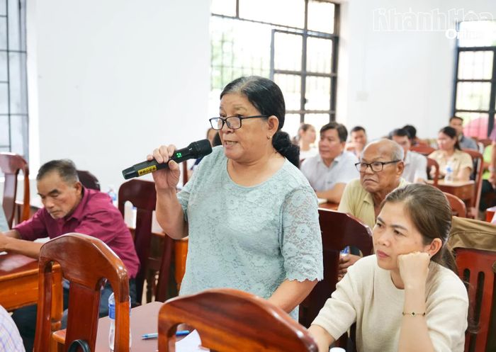 Cử tri xã Mỹ Sơn phát biểu ý kiến tại buổi tiếp xúc với đại biểu HĐND tỉnh.