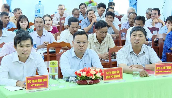 Quang cảnh buổi tiếp xúc cử tri.