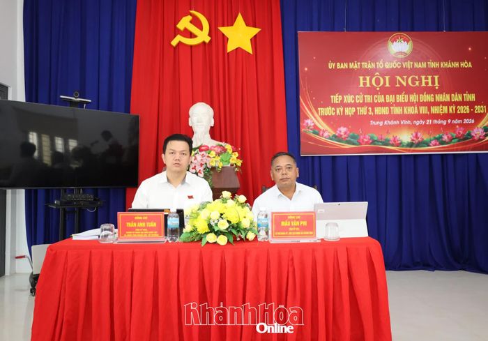 Các đại biểu HĐND tỉnh lắng nghe ý kiến của cử tri.