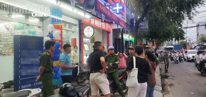 Công an phường Nam Nha Trang tiến hành phong tỏa hiện trường để điều tra, làm rõ nguyên nhân.