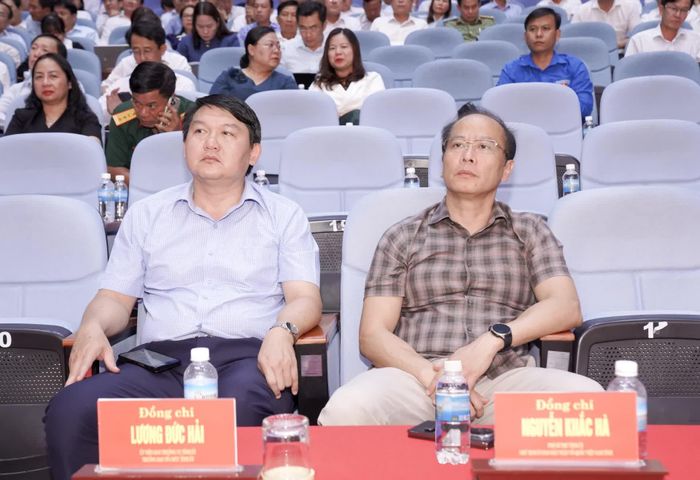Đồng chí Nguyễn Khắc Hà và đồng chí Lương Đức Hải - Ủy viên Ban Thường vụ Tỉnh ủy, Trưởng Ban Tổ chức Tỉnh ủy tham dự hội nghị.