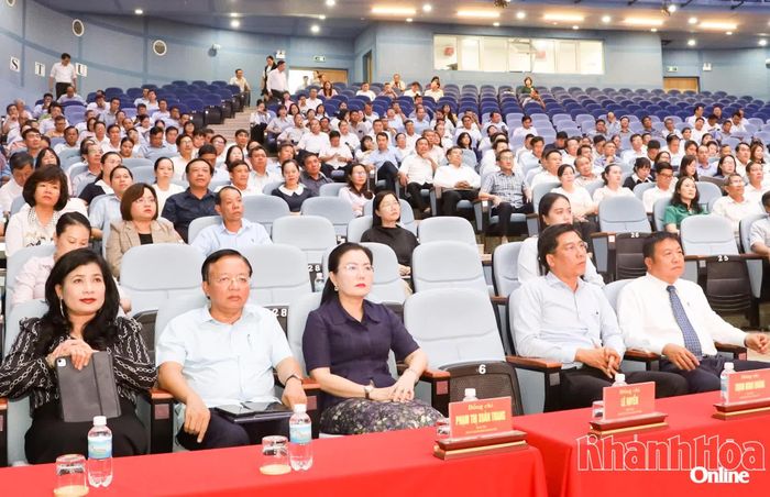 Các đại biểu tham dự hội nghị.