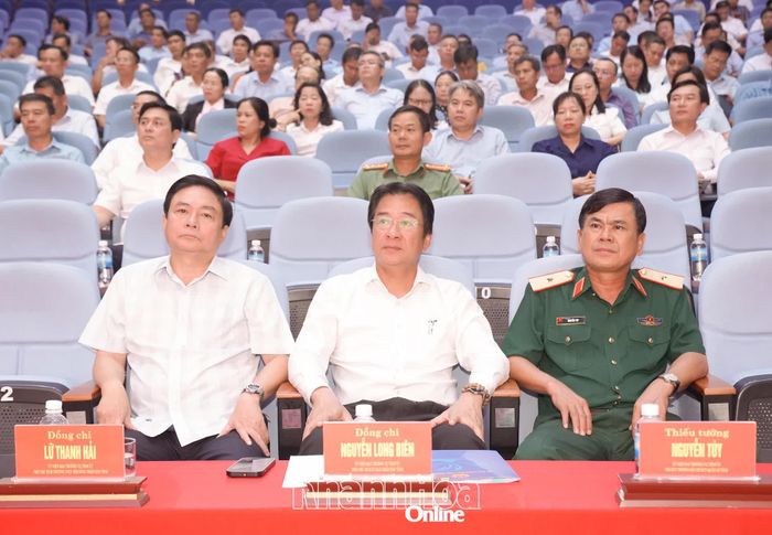 Các đồng chí: Lữ Thanh Hải - Ủy viên Ban Thường vụ Tỉnh ủy, Phó Chủ tịch Thường trực HĐND tỉnh; Nguyễn Long Biên - Ủy viên Ban Thường vụ Tỉnh ủy, Phó Chủ tịch Thường trực UBND tỉnh; Thiếu tướng Nguyễn Túy - Ủy viên Ban Thường vụ Tỉnh ủy, Chỉ huy trưởng Bộ Chỉ huy Quân sự tỉnh tham dự hội nghị.