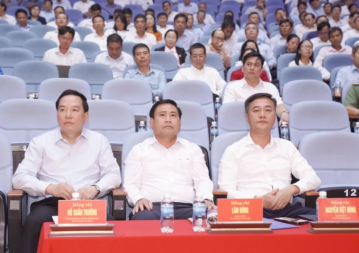 Đồng chí Hồ Xuân Trường chủ trì hội nghị. Tham dự hội nghị có các đồng chí: Lâm Đông, Nguyễn Việt Hùng.