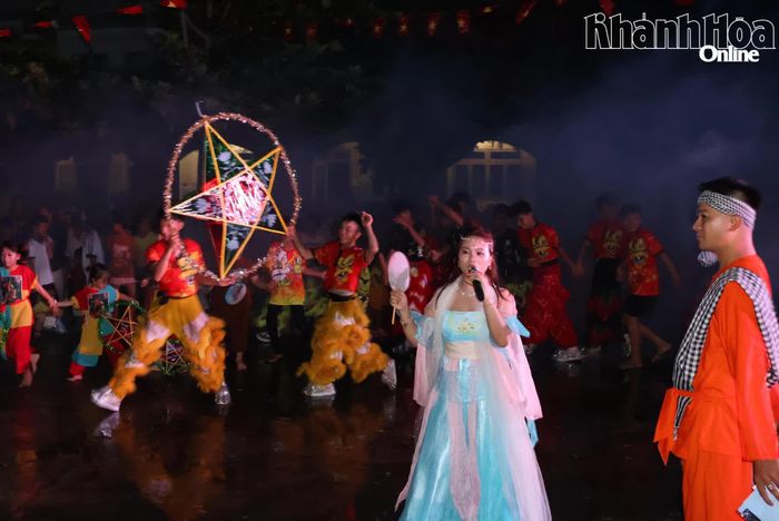 Tiết mục "Rước đèn ông sao" đã mang đến không khi vui nhộn cho các cháu thiếu nhi.