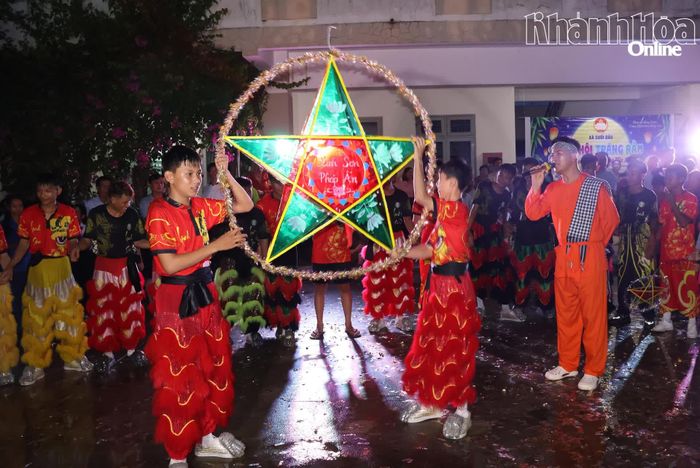 Đèn ông sao đi đầu trong màn rước đèn ông sao.