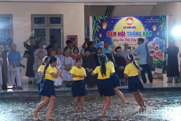 Tiết mục "Sáng hơn cả ánh trăng" của các em học sinh Trường Tiểu học và THCS Suối Dầu - Phân hiệu 2 Khánh Hòa - Jeju.