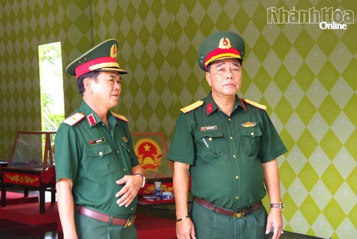 Thiếu tướng Nguyễn Túy (bên trái) chỉ đạo công tác luyện tập.
