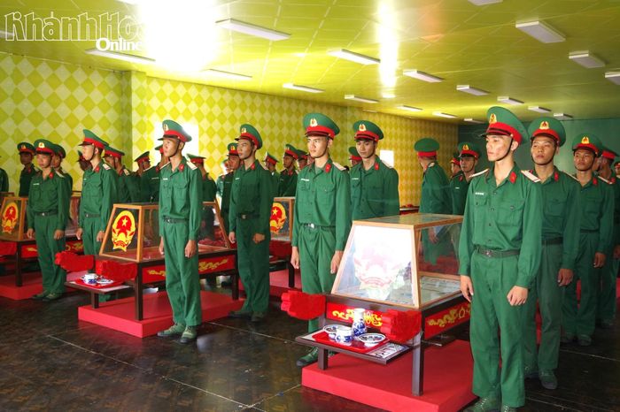 Luyện tập nội dung di chuyển hài cốt liệt sĩ đến ô mộ để an táng.