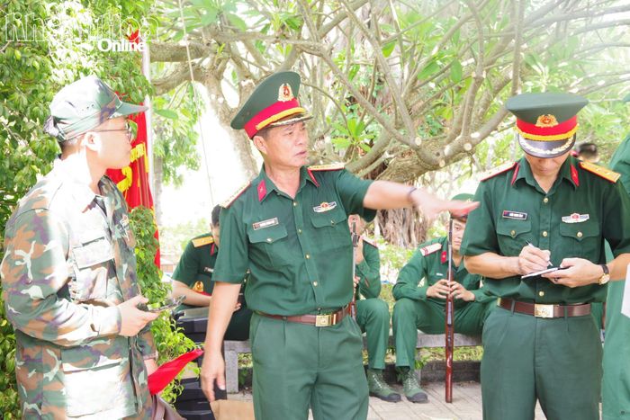 Đại tá Trương Thành Việt (đứng giữa) chỉ đạo công tác luyện tập.