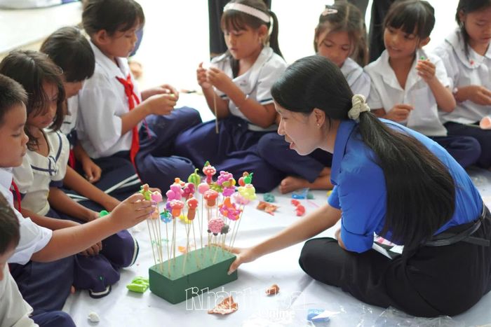 Học sinh Trường Tiểu học và THCS Suối Dầu (Phân hiệu 2) cùng nặn tò he.