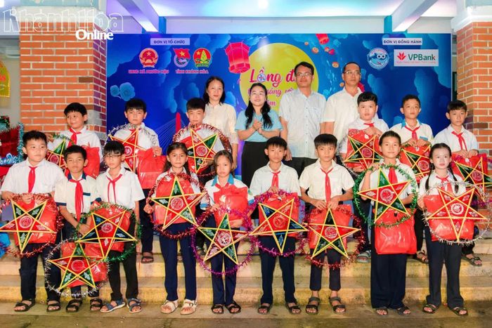 Đại diện các đơn vị trao quà Trung thu cho học sinh Trường THCS Phước Hậu - Phân hiệu Phước Vinh.