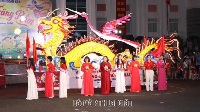 Mô hình đèn trung thu được các đội thi được chuẩn bị công phu, sáng tạo, góp phần tạo điểm nhấn cho đêm hội.