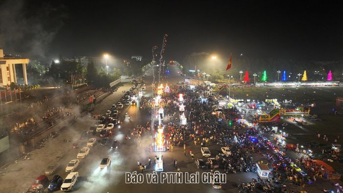 Các đội diễu hành mô hình đèn trung thu đến Quảng trường Nhân dân tỉnh Lai Châu.