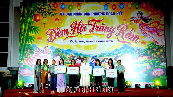 Câu lạc bộ Thiện nguyện Trái tim 25 trao quà cho học sinh trên địa bàn phường Đoàn Kết.