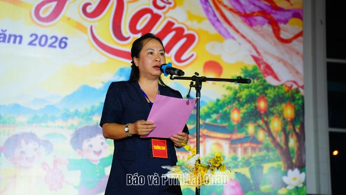 Đồng chí Nguyễn Lệ Thủy – Phó Chủ tịch UBND phường Đoàn Kết, Trưởng Ban Tổ chức đêm hội phát biểu khai mạc chương trình.