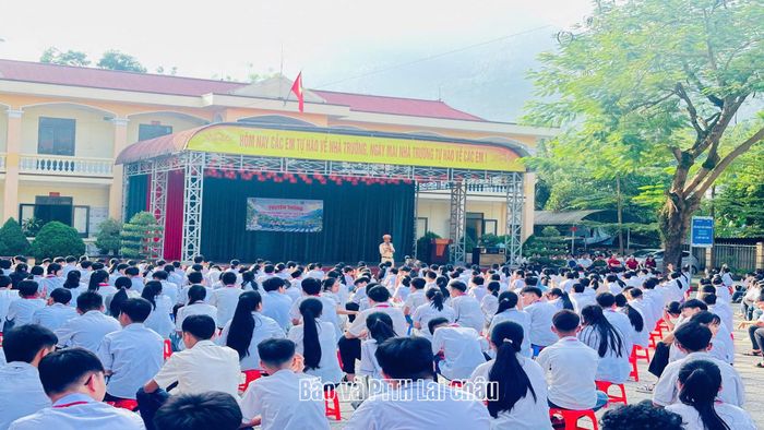 Cán bộ Đội Cảnh sát giao thông đường bộ số 1 tuyên truyền luật giao thông đường bộ.
