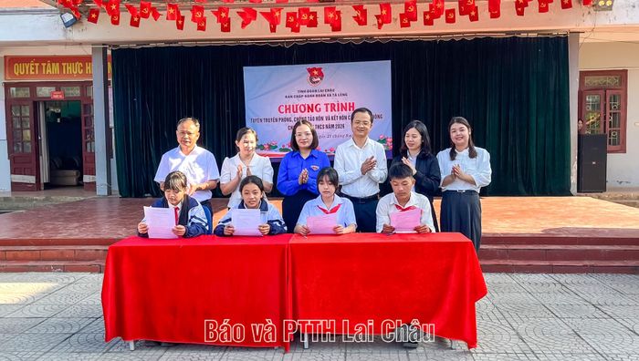 Đại diện học sinh lớp 8 và lớp 9 Trường THCS Tả Lèng ký cam kết phòng, chống tảo hôn và kết hôn cận huyết thống.