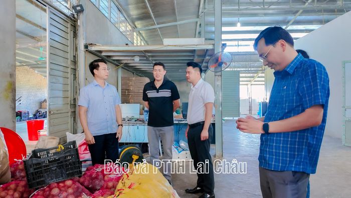 Đoàn giám sát khảo sát thực tế tại Công ty cổ phần chanh leo Lai Châu ở bản Cò Lá.