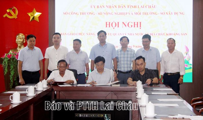 Các sở: Nông nghiệp và Môi trường, Xây dựng, Công Thương ký Biên bản bàn giao chức năng, nhiệm vụ quản lý nhà nước về địa chất, khoáng sản.