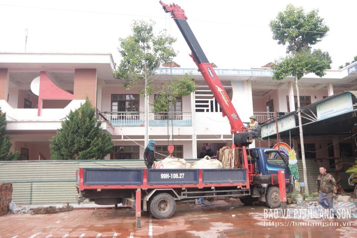 Công nhân thi công hạng mục công trình nâng cấp Trường Mầm non xã Đình Lập