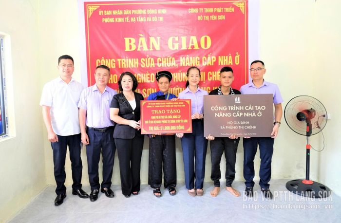 Đại diện Công ty TNHH Phát triển Đô thị Yên Sơn và lãnh đạo UBND phường Đông Kinh trao hỗ trợ kinh phí sửa chữa, nâng cấp nhà ở cho hộ nghèo