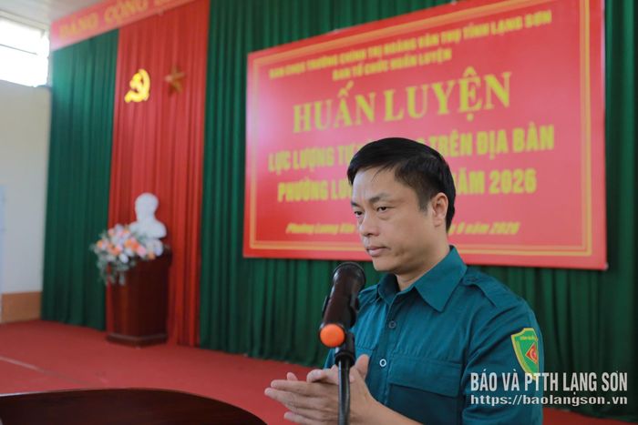 Đại diện Ban Chỉ huy CHQS Trường Chính trị Hoàng Văn Thụ phát biểu tại buổi khai mạc