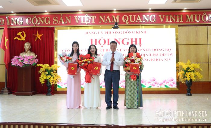 Lãnh đạo Đảng ủy phường Đông Kinh trao quyết định chỉ định nhân sự Ủy ban Kiểm tra cho đại diện các cá nhân
