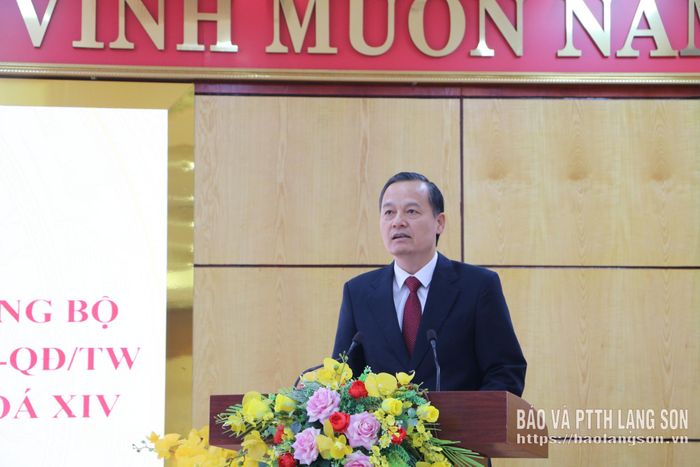 Đồng chí Phùng Quang Hội, Ủy viên Ban Thường vụ Tỉnh ủy, Bí thư Đảng ủy, Chủ tịch HĐND phường phát biểu tại hội nghị