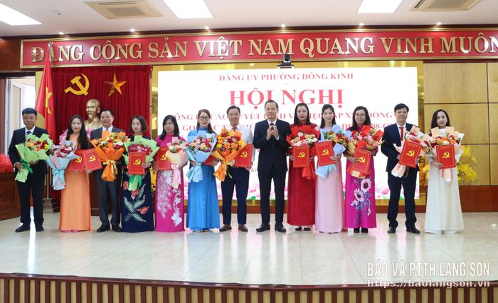 Đồng chí Phùng Quang Hội, Ủy viên Ban Thường vụ Tỉnh ủy, Bí thư Đảng ủy, Chủ tịch HĐND phường trao quyết định thành lập mới các tổ chức đảng và chỉ định nhân sự cho đại diện tập thể, cá nhân