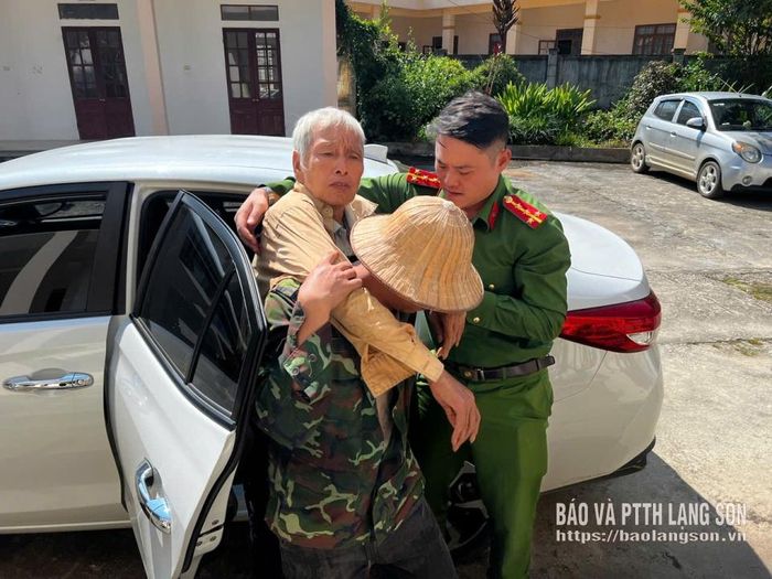 Cán bộ Công an xã Tân Đoàn đưa người đi lạc đến Trạm y tế xã