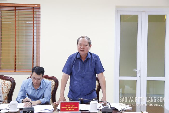 Lãnh đạo Trung tâm Phát triển quỹ đất tỉnh nêu ý kiến tại cuộc họp