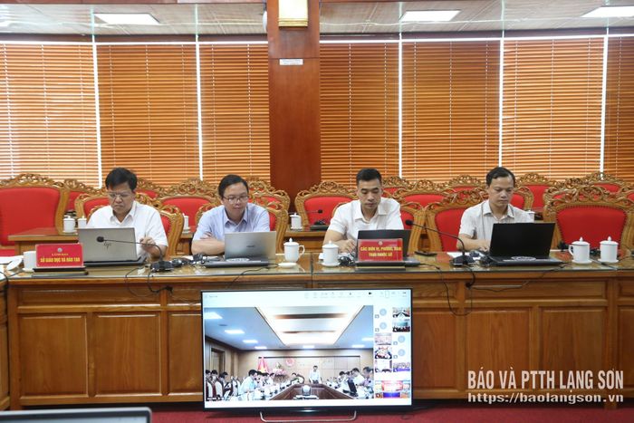 Các đại biểu dự hội nghị tại điểm cầu UBND tỉnh Lạng Sơn