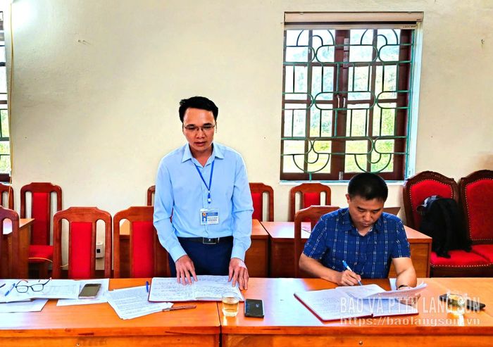 Lãnh đạo Trung tâm PVHCC xã Hưng Vũ làm rõ các vấn đề đoàn công tác quan tâm