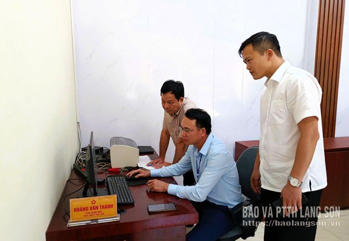 Thành viên Đoàn công tác khảo sát thực tế tại Trung tâm PVHCC xã Hưng Vũ