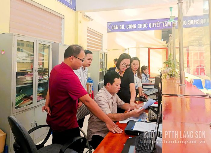 Các thành viên Đoàn công tác kiểm tra thực tế một số nội dung tại Trung tâm PVHCC xã Bình Gia