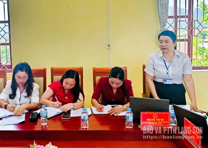 Lãnh đạo Trung tâm PVHCC xã Bình Gia báo cáo tình hình hoạt động của trung tâm và một số nội dung liên quan đến công tác cải cách TTHC 